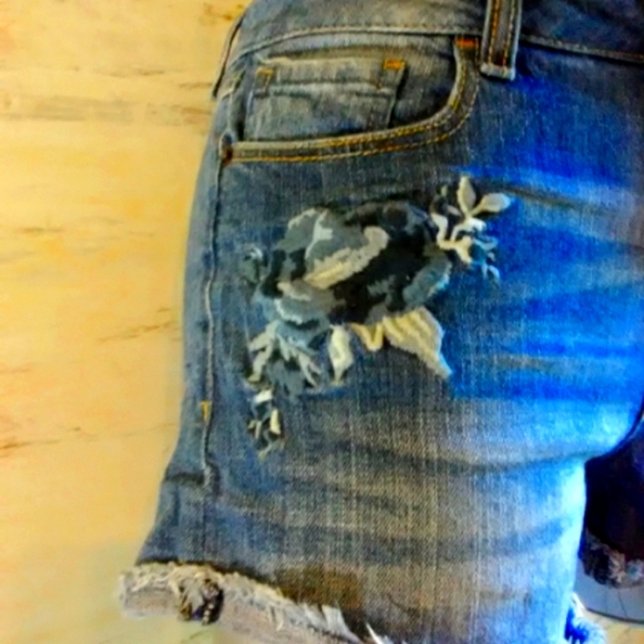 Size9 Vanilla Star mid-rise shorty embroidered jean shorts - Picture 3 of 6